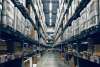 Magazzino con scaffalature piene di merce, immagine simbolica di un gestionale ERP per la logistica e l'inventario