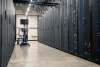Corridoio di un data center con rack di server e cavi di rete, simbolo delle infrastrutture SD-WAN colpite dalla falla di sicurezza VeloCloud