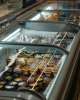 Banchi frigo di un supermercato con prodotti surgelati, il tipo di impianto colpito dall'attacco informatico in Francia