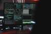 Monitor con codice informatico su schermo scuro, simbolo di una vulnerabilita di sicurezza software