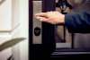 Primo piano di una serratura smart su una porta, simbolo delle nuove serrature intelligenti